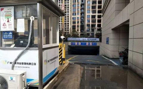 《焦点访谈》：老小区来了新物业