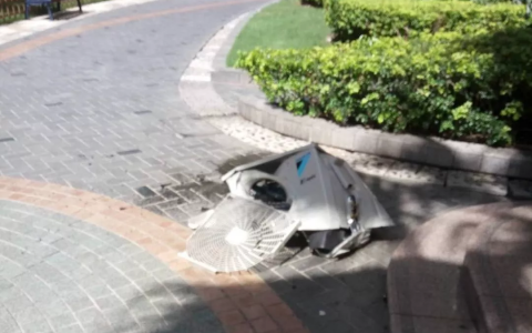 太惊险！福田区万科金色家园小区一台空调主机从11楼坠下