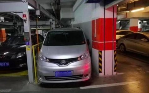 深圳一小区安居房奇葩车位窄成“卡座”，部门介入清查不合格车位