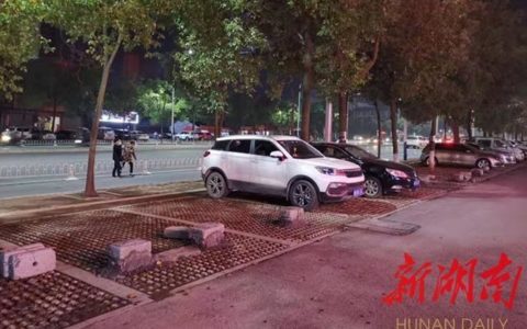 怀化：公共停车位上砌水泥墩，这家物业真任性