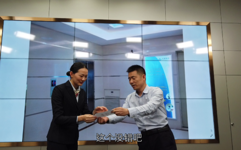 住户拿出三张“放行条”，物业客服都不让通行，到底是什么原因？