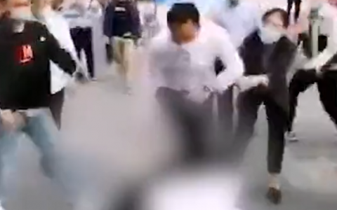 女子遭物业人员推搡猛踹，物业被批后诉苦：他们2年没交物业费了