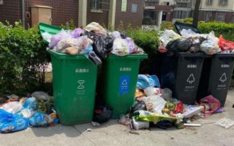 阜阳一小区业主怒了！凭啥交钱？物业：我们也很为难