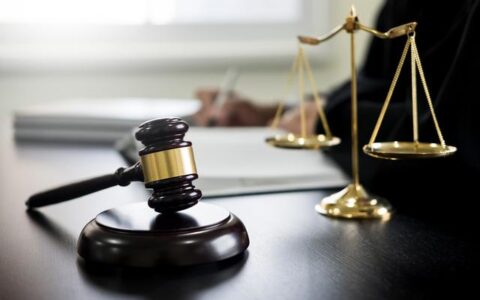 业主骑车被小区电动门带倒后死亡，亲属索赔64万，物业该不该赔偿？