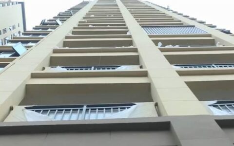 带孙子去邻居家看装修坠亡，家属怪业主没做防护，业主：我没邀请