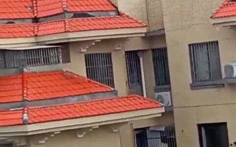四川：小孩楼顶腰线行走视频引发关注，物业：楼顶跃层已做防护