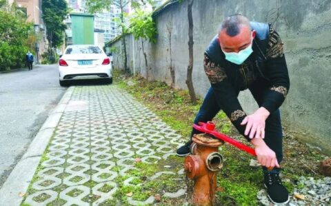 为何关了消火栓的水？物业维护不当引发居民质疑