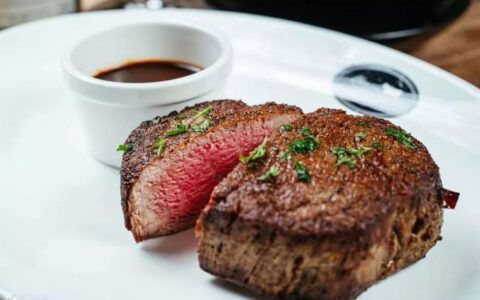 解锁干式熟成牛排，一块能影响巴菲特预测经济方向的牛排