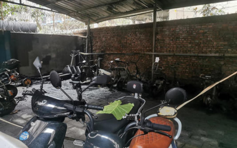 小区无人智能充电棚起火致多车损毁，业内人士：可配备管理人员加强巡检，提早发现隐患