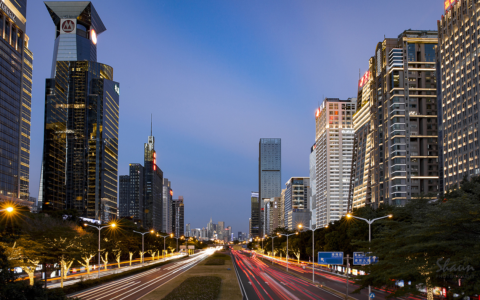 ChatGPT：帮我写一篇关于深圳深南大道的景色描写短文