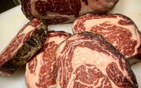 ChatGPT：帮我写一篇关于干式熟成牛排的短文