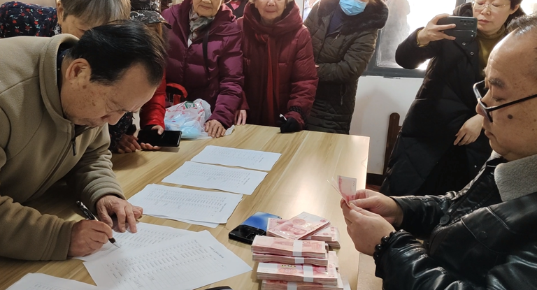 长沙一小区不收物业费还每户发400元过年红包，业主：住这儿很幸福