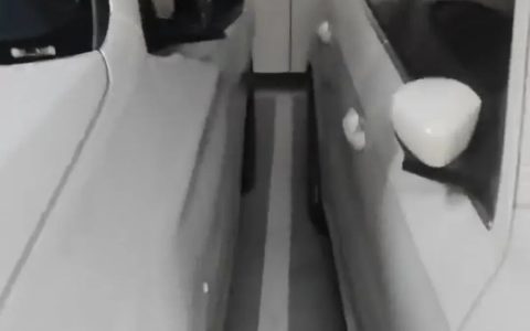 “车位窄得打不开门”！深圳一小区业主吐槽“物业着急收停车费”！